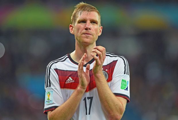 
                <strong>Platz 16: Per Mertesacker (5,9 Mio.)</strong><br>
                Der selbsternannte "Big f***ing German" landet mit seiner eigenen "BFG-Kollektion" auf dem 16. Platz. Der Abwehrhüne vom FC Arsenal beendete in diesen Tagen seine Nationalmannschaftskarriere.
              