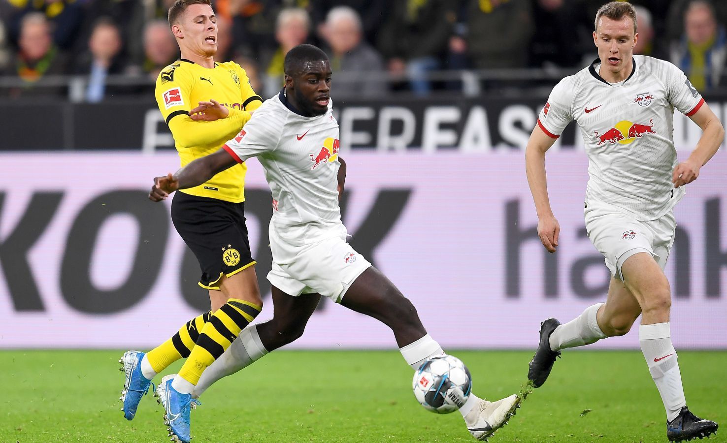 
                <strong>Dayot Upamecano (RB Leipzig)</strong><br>
                Hat in der Innenverteidigung jede Menge zu tun. Anfangs noch souverän, lässt sich aber beim zweiten Gegentreffer von Brandt regelrecht austanzen und sieht dabei nicht gut aus (34.). In der 68. Minute zur Stelle vor Hakimi, der fast durch ist. ran-Note: 4
              