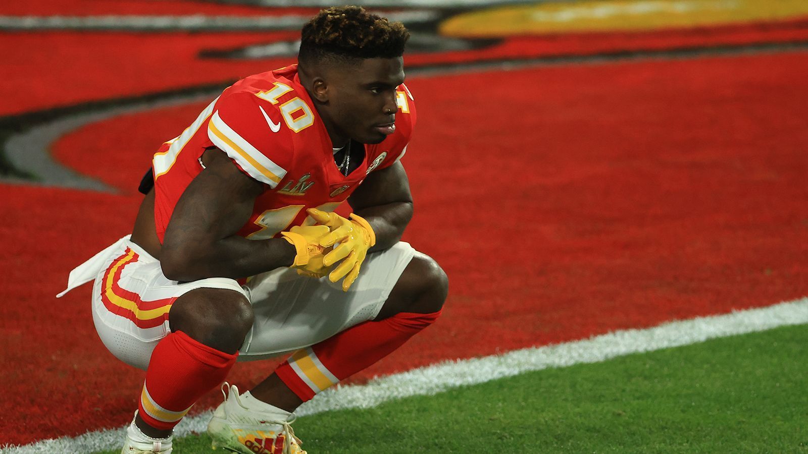 
                <strong>Verlierer: Mahomes' Anspielstationen mit mauer Vorstellung</strong><br>
                Die Erwartungen waren hoch, nachdem Tyreek Hill in Woche 12 die Bucs fast im Alleingang besiegt hatte. Damals legte der Wide Receiver der Chiefs 269 Yards und drei Touchdowns hin - 203 Yards alleine im ersten Viertel. Doch an diese Leistung konnte der blitzschnelle Chiefs-Star nicht annähernd anknüpfen. Sieben Bälle fing Hill im Super Bowl - für maue 73 Yards. Und auch der wohl beste Tight End der NFL, Travis Kelce, erwischte einen miesen Tag. Zehnmal fing er den Ball, gleich fünfmal aber nicht. Eine ungewohnte Fehlerquote des 31-Jährigen. Running Back Clyde Edwards-Helaire war noch der einzige Lichtblick. Der Rookie holte mit neun Läufen 64 Yards, konnte die offensiv schwache Leistung der Chiefs damit aber nicht entscheidend beeinflussen.
              