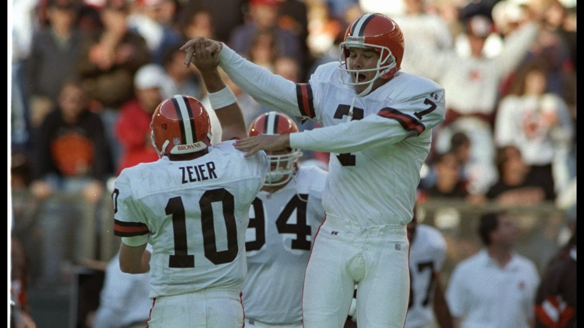 <strong>Einführung der Two-Point-Conversion (1994)</strong><br>Im selben Jahr wurde auch die Two-Point-Conversion eingeführt. Die zusätzliche Möglichkeit, nach einem Touchdown einen Punkt mehr zu bekommen als durch den Schuss zwischen die Stangen, machte das Spiel spannender und eröffnete den Trainern neue Möglichkeiten der Strategie. Als erster Spieler der NFL-Geschichte verwandelte Tom Tupa von den Cleveland Browns eine Two-Point-Conversion.