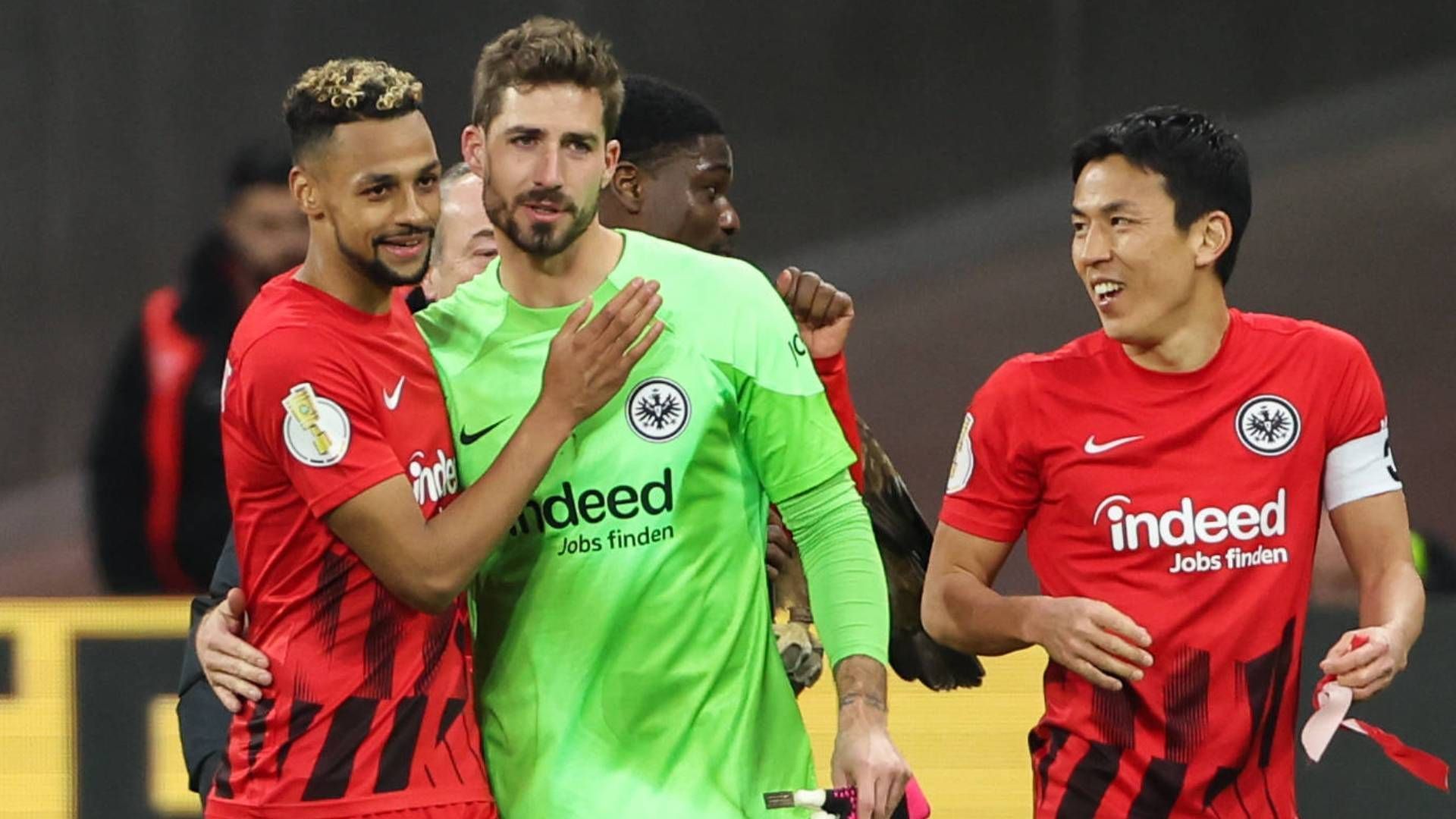 
                <strong>4. Platz: Eintracht Frankfurt</strong><br>
                Keine Frage, Eintracht Frankfurt ist die klar formschwächste Mannschaft der vier Halbfinalisten. In der Liga gewannen die Hessen zuletzt Mitte Februar ein Spiel und stürzten inzwischen bis auf Platz neun ab. Der Einzug ins internationale Geschäft rückt in immer weitere Ferne - wie gut, dass es da den DFB-Pokal gibt. Denn der Pokal und die Eintracht, das passt seit Jahren zusammen. Zudem ist es der wohl kürzeste Weg nach Europa. Von den jüngsten 13 Pflichtspielen gewann Frankfurt nur eins, eben im Pokal gegen Union Berlin Anfang April - und das in ausnahmsweise überzeugender Manier. Der Einzug ins Pokalfinale würde für eine ziemlich bescheidene Rückrunde entschädigen, der Pokalsieg natürlich noch viel mehr als das.
              