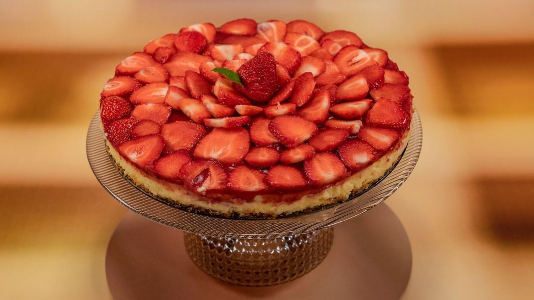 Vanille-Cheesecake mit Keksboden, Erdbeer-Rosmarin-Gelee und frischen Erdbeeren