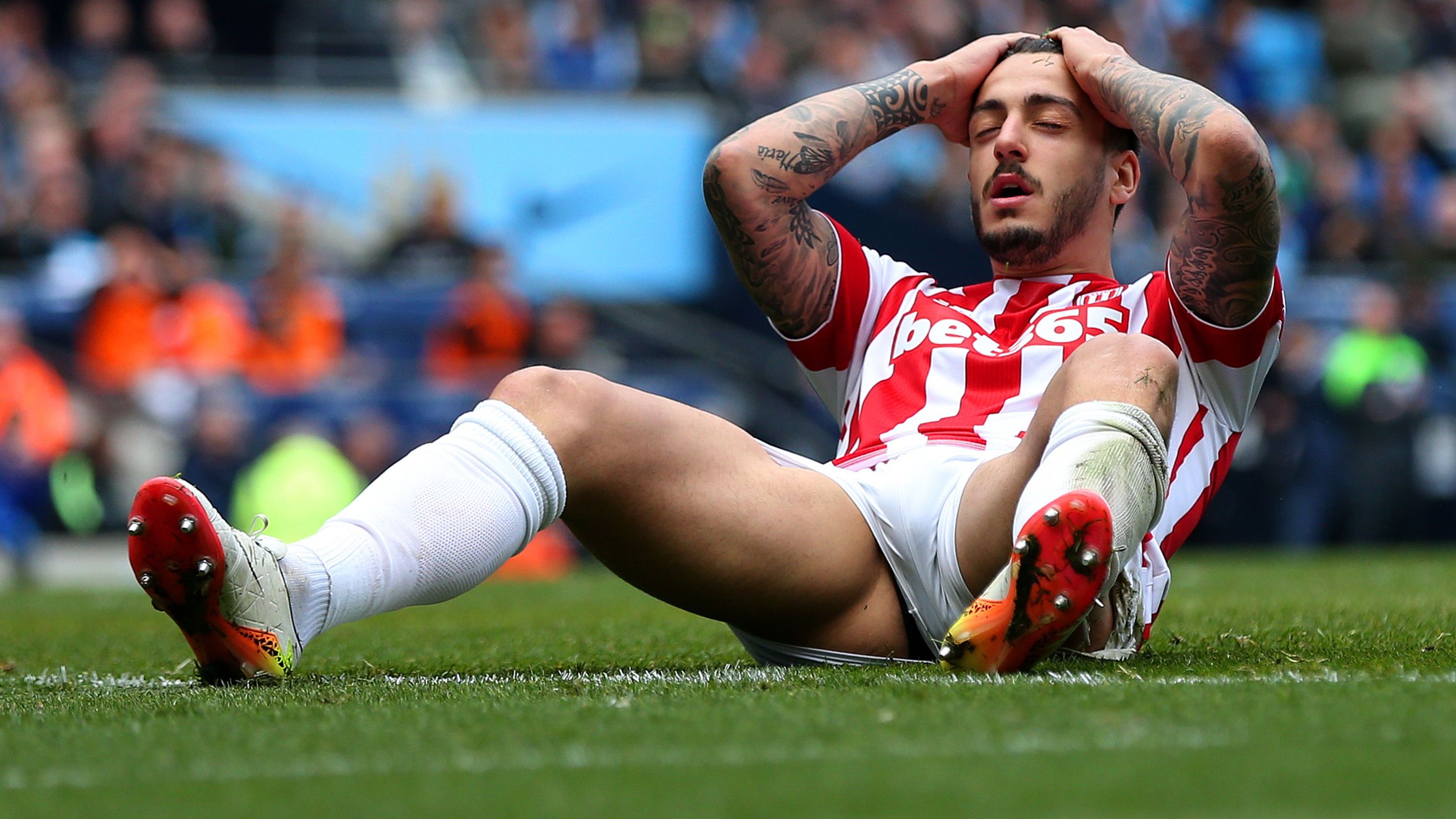 <strong>Tiefpunkt in Stoke und Newcastle</strong><br>Joselu machte es also wie sein Vorgänger Diouf und schloss sich Stoke City an. Dort erlebte Joselu seinen persönlichen Tiefpunkt. In 27 Spielen 2015/16 erzielte er nur vier Tore und stieg als Tabellenletzter aus der Premier League ab. Später ging es noch zu Newcastle United, für die er in zwei Saisons jedoch auch nur sechs Tore erzielte.