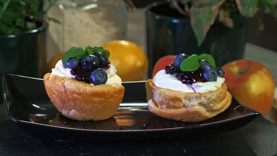 So lecker sehen die Croissant Buns mit Frischkäsefüllung und Heidelbeertopping aus.