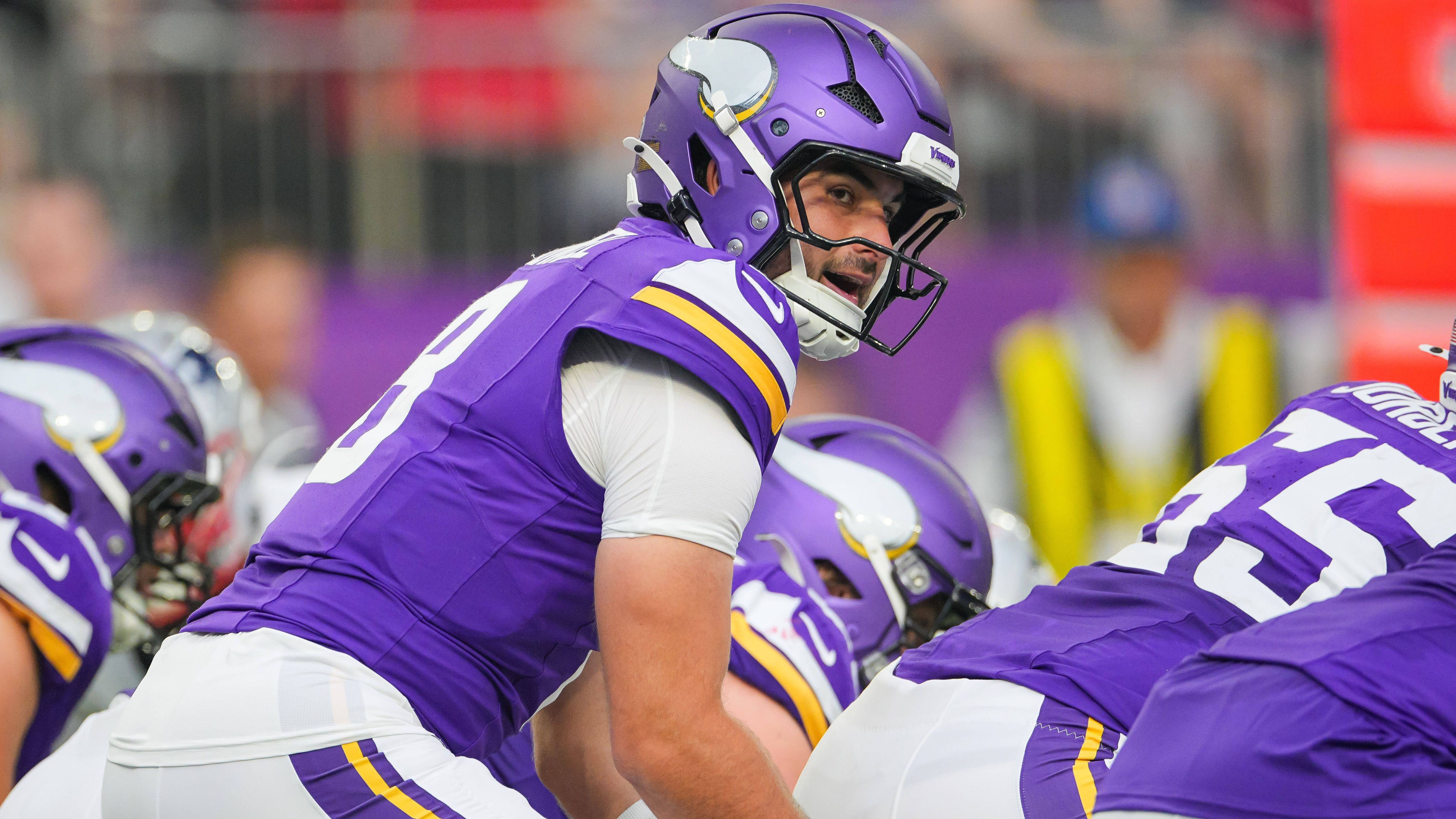 <em><strong>Sam Howell (Philadelphia Eagles)</strong><br>Nach nur vier Monaten ist die Zeit von Quarterback Sam Howell bei den Minnesota Vikings bereits wieder beendet. Wie mehrere Medien übereinstimmend berichten, wechselt der 24-Jährige via Trade zu den Philadelphia Eagles. Die Vikings kassieren dafür einen Fünftrundenpick 2026 und einen Siebtrundenpick 2027, die Eagles erhalten einen Sechstrundenpick 2026 zurück. Doch das ist noch nicht alles ...</em>