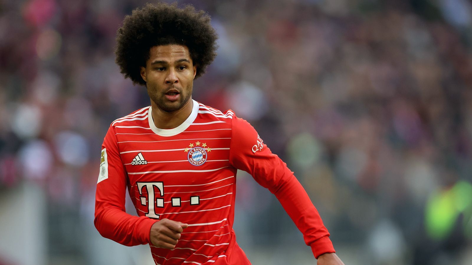 
                <strong>Serge Gnabry</strong><br>
                Ähnlich wie bei Sane, sah es zuletzt auch bei Serge Gnabry aus. In wirklicher Topform war der Offensivstar in den vergangenen Wochen der Ära Nagelsmann nicht, sorgte zudem mit einem privaten Fashion-Week-Besuch in Paris für negative Schlagzeilen. Somit bietet sich auch für den Nationalspieler nun unter Tuchel in der heißen Saisonphase die Chance zu einem persönlichen Neustart. Gnabry weilt allerdings aktuell noch bei der Nationalmannschaft, wird also erst kurz vor dem anstehenden Bundesliga-Topspiel gegen Borussia Dortmund wieder ins Bayern-Training unter dem neuen Trainer einsteigen. 
              