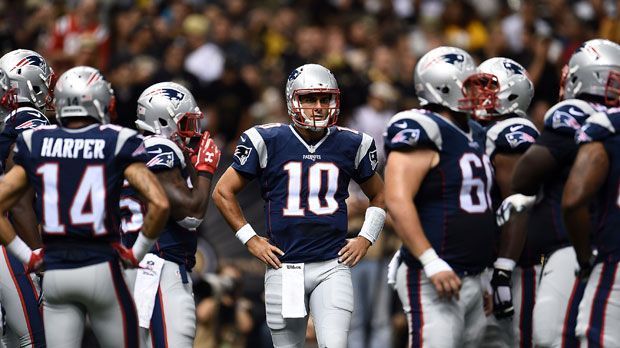 
                <strong>5. New England Patriots</strong><br>
                5. New England Patriots: Auch wenn Ersatz-Quarterback Jimmy Garoppolo in der Preseason bisher eine gute Figur macht, die Sperre von Tom Brady in den ersten vier Spielen wird sich bemerkbar machen. Zudem sind einige Wide Receiver wie Edelman und LaFell weiterhin verletzt.
              