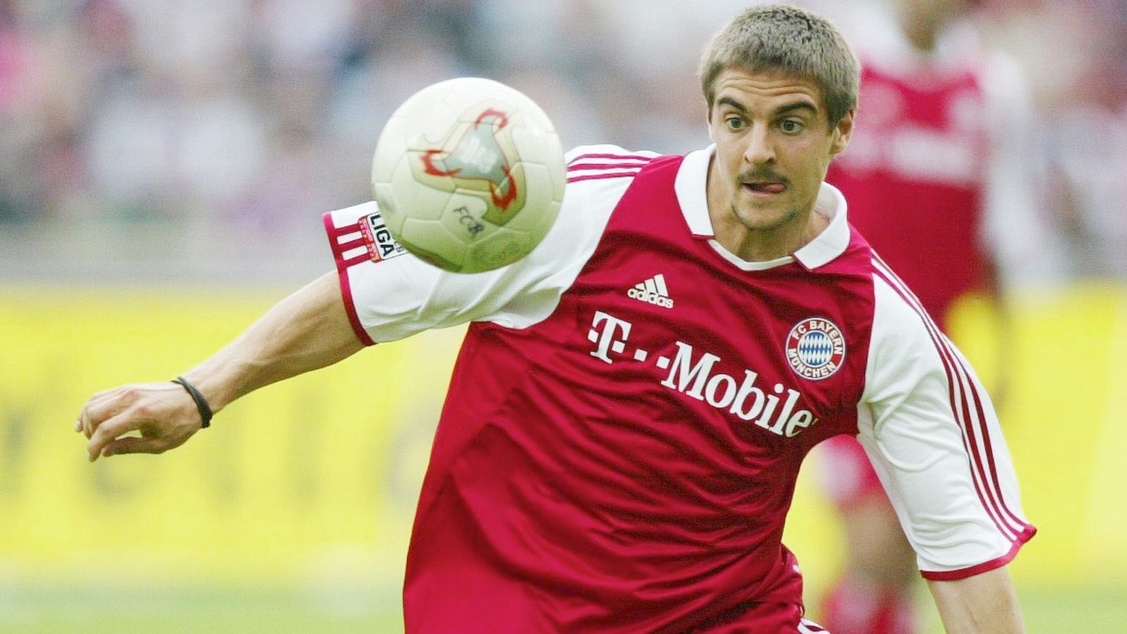 
                <strong>Platz 8: Sebastian Deisler (2002)</strong><br>
                "Deisler wurde als großes Talent geholt, aber Verletzungen und persönliche Probleme beeinträchtigten seine Karriere beim FC Bayern. Er konnte nie sein volles Potenzial ausschöpfen."
              