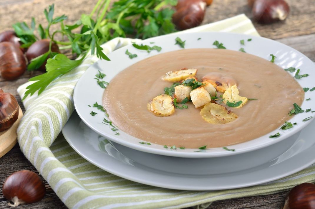 Maronen zubereiten – das braucht nicht viel Know-how. Kochen Sie zum Beispiel eine leckere Suppe aus den Nussfrüchten.