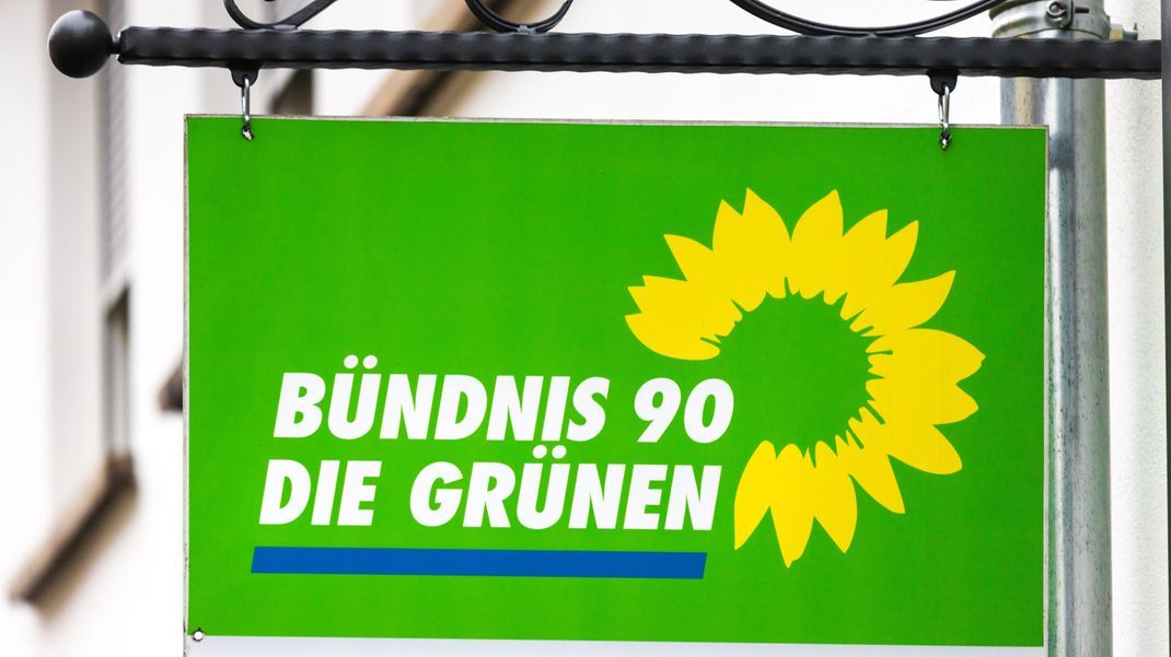 Die Grünen in Neuenhagen (Brandenburg) müssen viele ihrer Wahlplakate neu aufhängen oder überkleben.