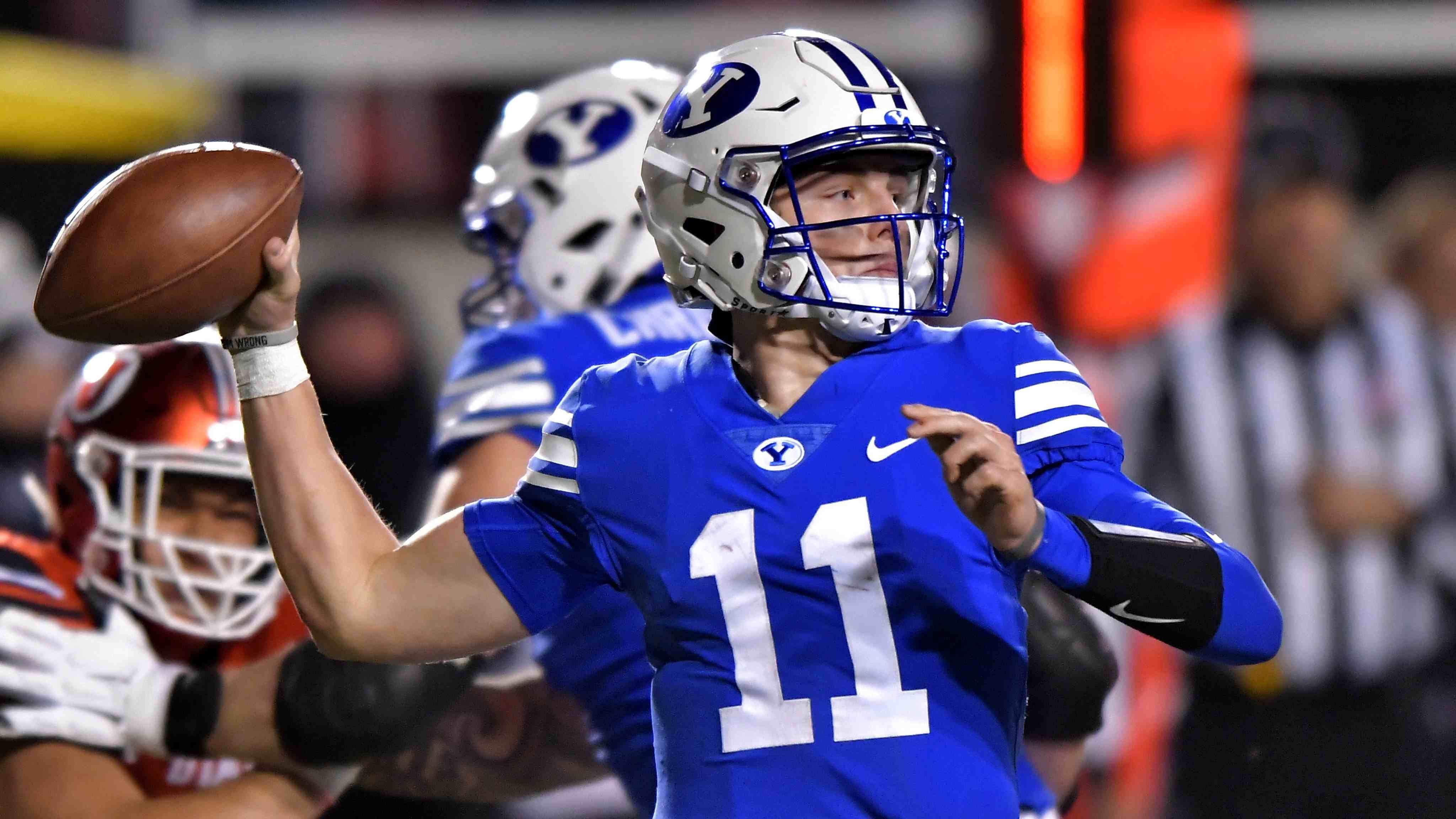 
                <strong>Zach Wilson (BYU): Stärken</strong><br>
                In Sachen Einstellung würde er den Scouts zufolge einem aktuellen NFL-Quarterback ähneln: "Er erinnert in Bezug auf Swag und Selbstbewusstsein ein wenig an Baker Mayfield", sagt ein AFC-Verantwortlicher: "Bis zu einem bestimmten Punkt finden es viele gut." Auch ein NFC-Geschäftsführer stimmt dem zu: "Er liebt es einfach, Football zu spielen. Er ist süchtig nach dem Prozess und dem ganzen Drumherum." An Fähigkeiten im Allgemeinen mangelt es ihm kaum: "Er hat genug Talent im Arm und er ist sehr akkurat in seinen Würfen", wird ein NFC-Scout zitiert: "Er hat diesen Wow-Faktor. Wenn er einen erfolgreichen Wurf anbringt, werden sich viele fragen, wie er das gemacht hat", erklärt dieser weiter. Zudem soll er es den Coaches besonders leicht machen, ihn zu trainieren und formen zu können. 
              