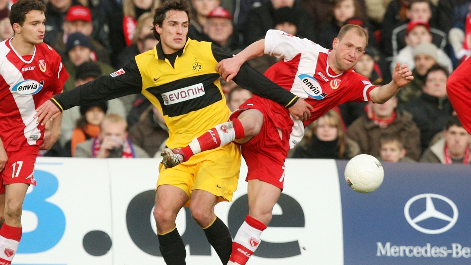 
                <strong>Mats Hummels</strong><br>
                2008 kam Mats Hummels vom FC Bayern zu Borussia Dortmund. Damals, mit 20 Jahren, musste sich der heutige Weltmeister noch mit Spielern von Energie Cottbus herumschlagen.
              