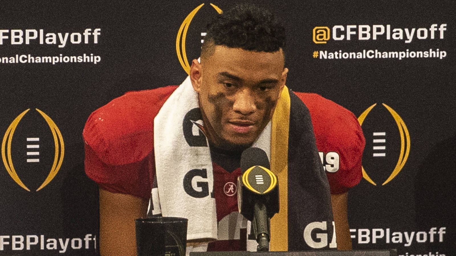 
                <strong>Tua Tagovailoa (Quarterback, Alabama)</strong><br>
                Der MVP des Orange Bowl 2018 ist einer der Favoriten auf den First-Overall-Pick 2020. Vergangene Saison erreichte er ein unfassbares Rating von 199,5. Starke 43 Touchdown-Pässe stehen lediglich sechs Interceptions gegenüber. 69 Prozent seiner Pässe kamen an – vor allem seine Zuverlässigkeit bei langen Bällen ist beeindruckend. Er hat einen guten Überblick und ein Auge für Löcher in der gegnerischen Defense. Saints-Quarterback Drew Brees sagte bei ESPN über ihn: "Er macht ein paar echte gute Würfe auf dem Feld, macht auch ein paar echt gute Reads - ich könnte nicht beeindruckter sein." Den meisten General Managern der NFL dürfte es ähnlich gehen. Ein kleines Defizit: Er ist nur 1,85 Meter groß. Doch auch Quarterback Kyler Murray hat es mit 1,79 Meter zum First-Pick geschafft.
              