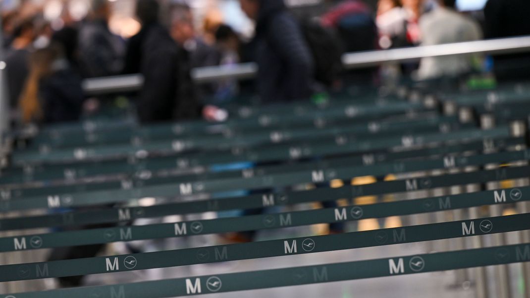 Absperrbänder hängen im Terminal 2 des Flughafen München vor der Sicherheitsabfertigung.