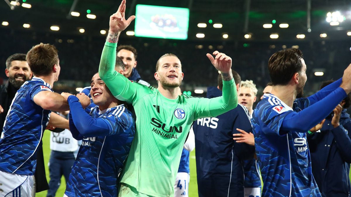 17.10.2025, xmohx, Fussball 2.Bundesliga, Hannover 96 - FC Schalke 04 v.l. Jubel, Freude über den Sieg mit Loris Karius (FC Schalke 04) (DFL DFB REGULATIONS PROHIBIT ANY USE OF PHOTOGRAPHS as IMAGE...