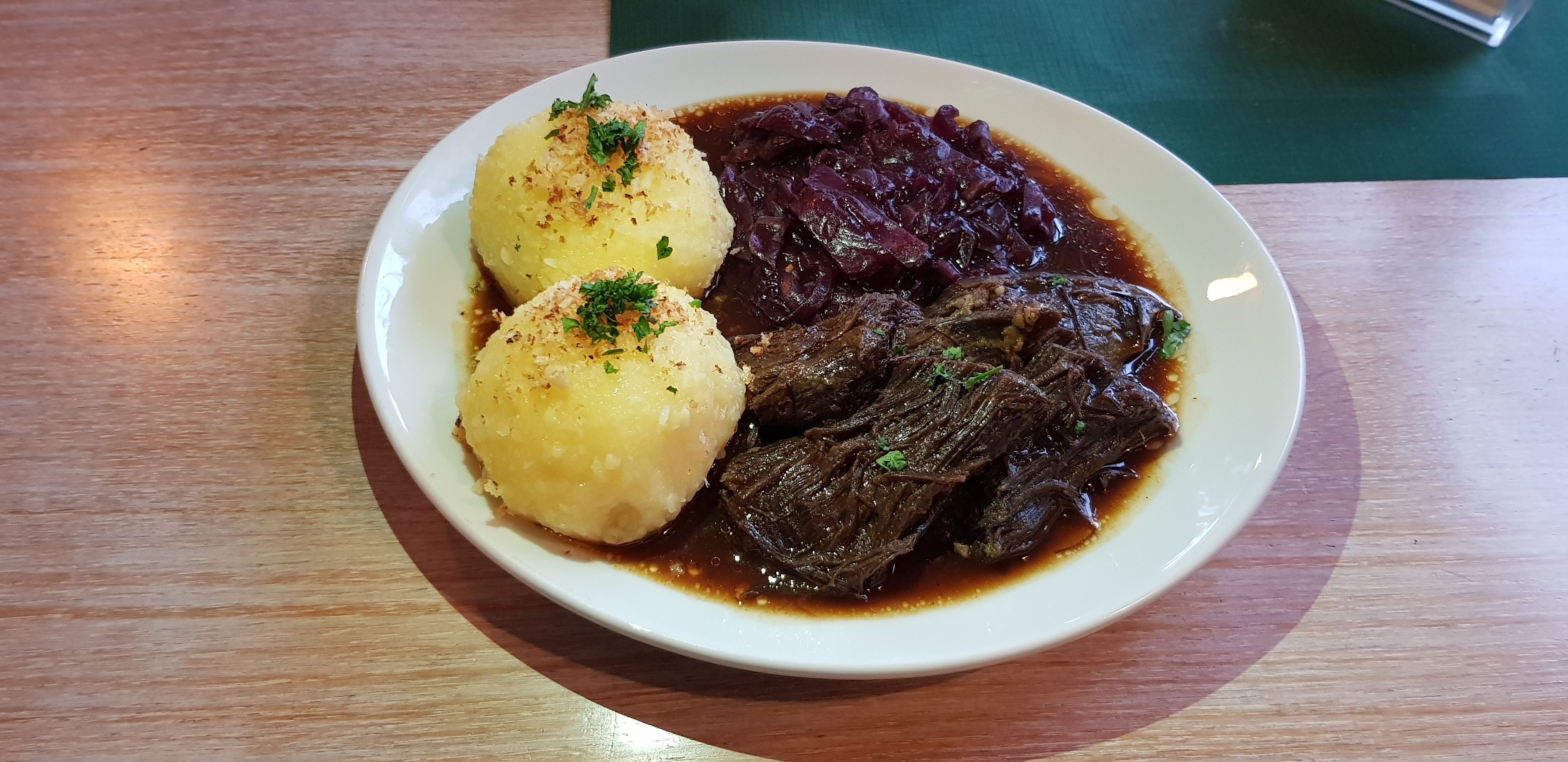 Sauerbraten mit Rotkraut und Klößen | Mein Lokal, Dein Lokal