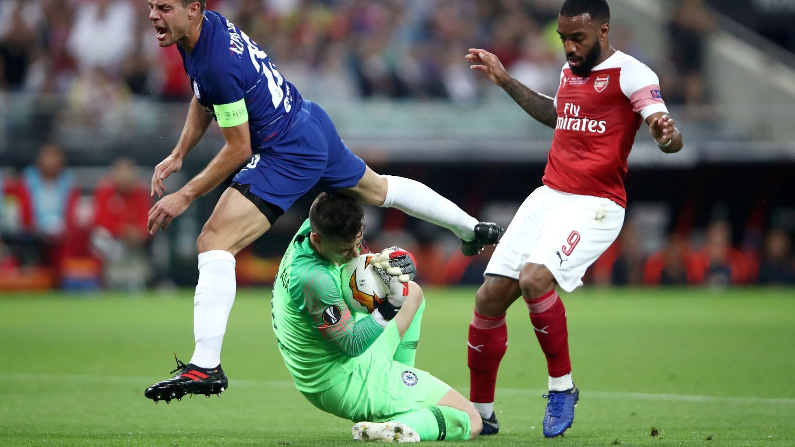 
                <strong>Kepa Arrizabalaga</strong><br>
                Wackelt bei der Flanke von Maitland-Niles, als er unsauber per Faustabwehr klärt und Aubameyang so den Torschuss ermöglicht (9.). Hat Glück, dass in der 18. Minute kein Elfmeter gepfiffen wird, als er Alexandre Lacazette im Strafraum klar am Fuß erwischt. Chancenlos beim Strahl von Alex Iwobi zum 3:1 (69.). Starke Parade aus kurzer Distanz gegen Lacazette (82.). ran-Note: 
              