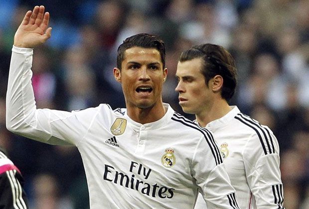 
                <strong>Bale vs. Ronaldo: Zoff der Königlichen</strong><br>
                Denn nur kurze Zeit später schimpft Ronaldo erneut auf Bale. Anstatt den freistehenden Ronaldo zu bedienen, schiebt Bale den Ball eigensinnig am Tor vorbei. Weltfußballer Ronaldo ärgert sich über den walisischen Ego-Zocker.
              