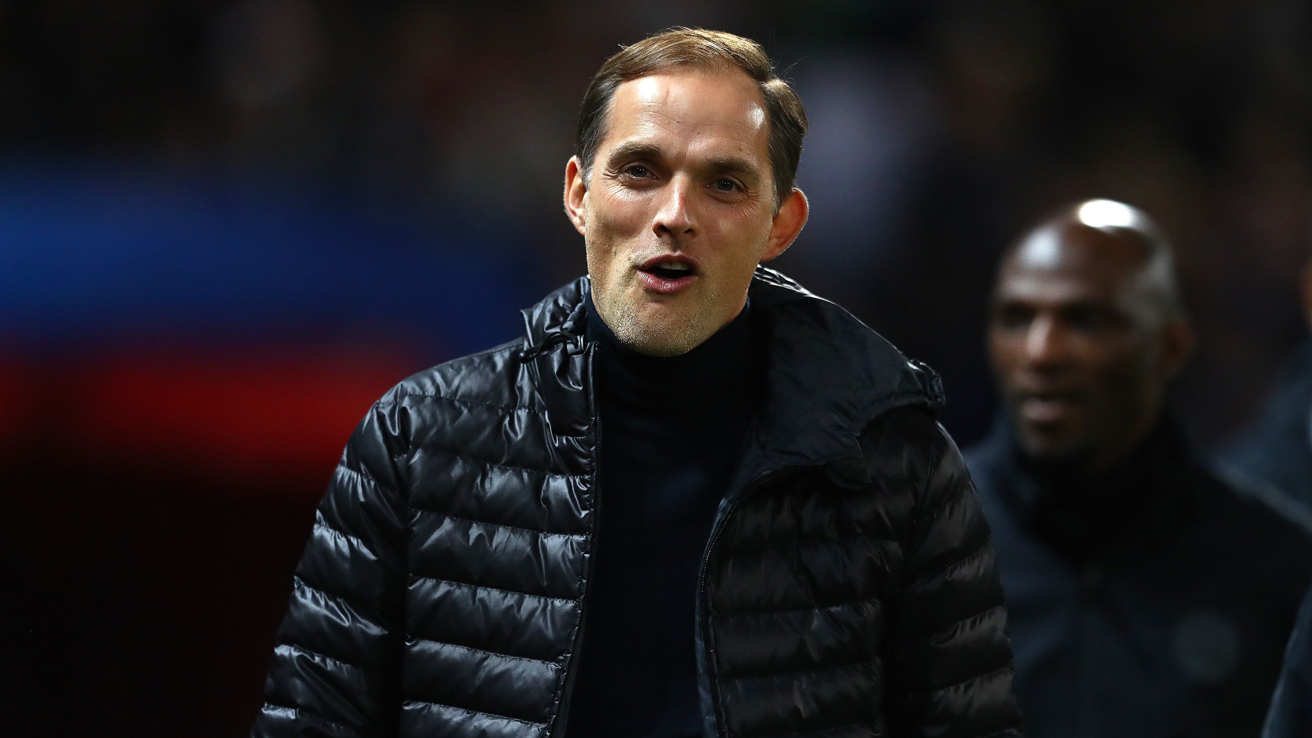 
                <strong>Der Kosmos von Thomas Tuchel</strong><br>
                Thomas Tuchel hat beim nächsten europäischen Top-Klub unterschrieben. Gut einen Monat nach seinem Aus bei Paris St. Germain einigte sich der 47-Jährige mit dem FC Chelsea auf ein Engagement. Wie tickt der Trainer, der als akribischer Taktikexperte gilt, sportlich und privat? ran.de beleuchtet den Kosmos des Chelsea-Trainers.
              