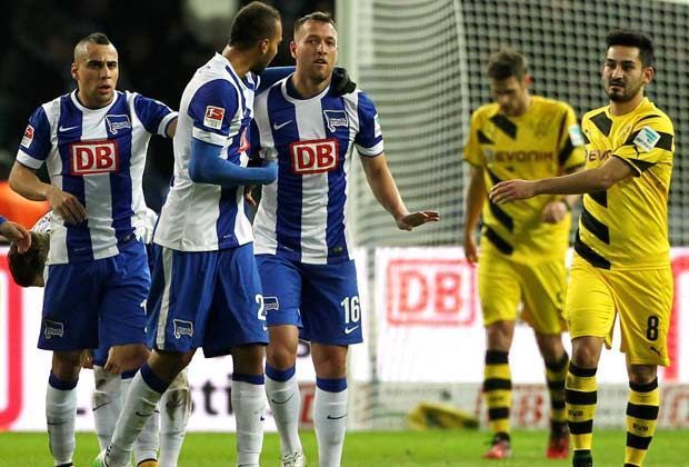 
                <strong>Julian Schieber</strong><br>
                Zwei Jahre lang schnürte Julian Schieber seine Schuhe für Borussia Dortmund. Am 15. Spieltag der Saison trifft er mit der Hertha auf seine ehemaligen Kollegen - und trifft. Beim anschließenden Jubel hält sich der Stürmer jedoch vornehm zurück.
              