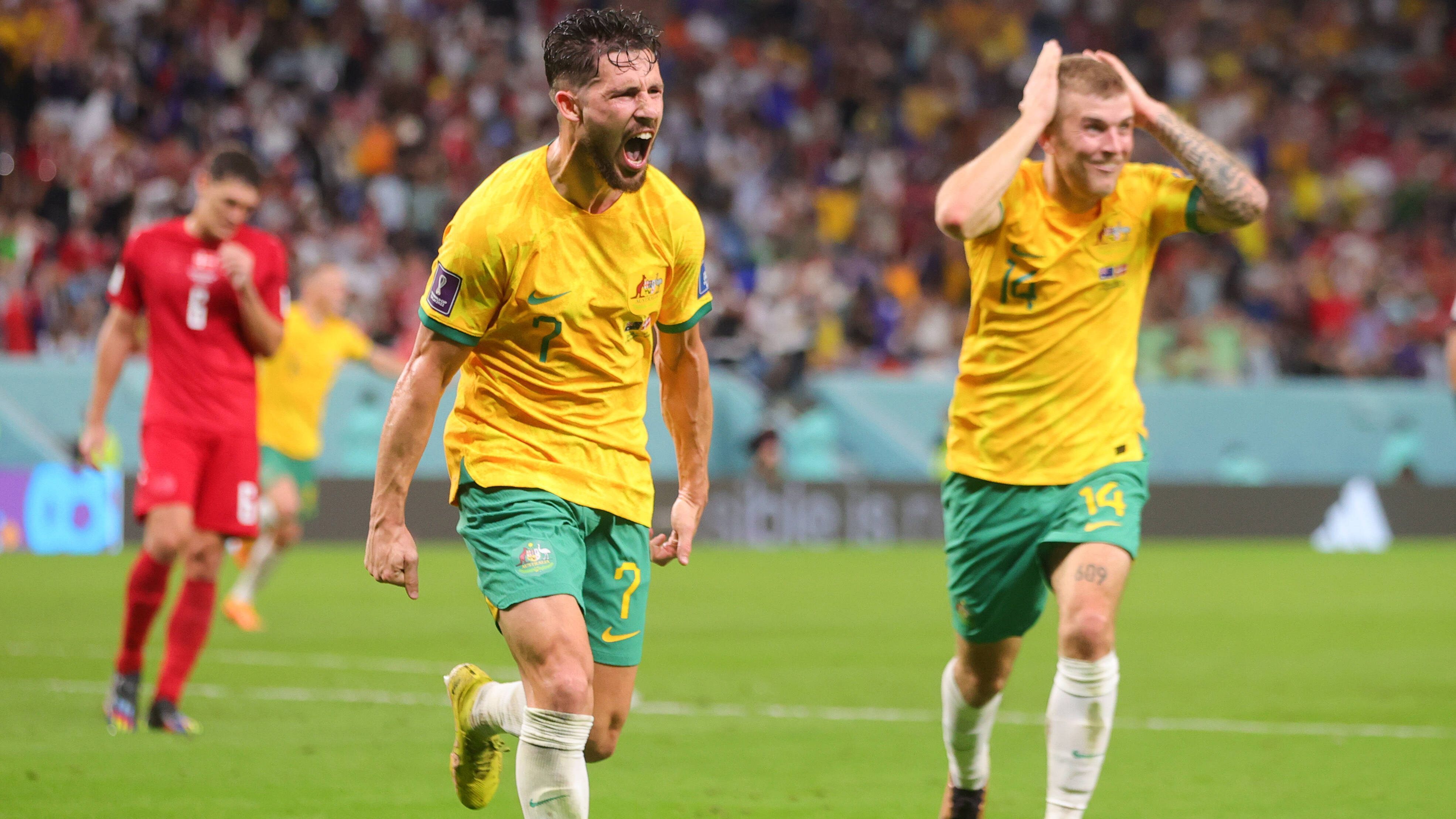 
                <strong>Gruppe D: Australien</strong><br>
                Große Überraschung in Gruppe D! Am letzten Gruppenspieltag siegen die Australier gegen die favorisierten Dänen mit 1:0 und machen so als Gruppenzweiter den Einzug ins Achtelfinale klar. Die "Socceroos" ziehen damit zum zweiten Mal nach 2006 in die Runde der letzten 16 ein. Den Grundstein legten die Aussies schon am zweiten Gruppenspieltag, als man Tunesien mit 1:0 bezwang. Zum Auftakt gab es gegen Titelverteidiger und Gruppensieger Frankreich beim 1:4 nichts zu holen. Nun geht es gegen Argentinien (Sa., 20 Uhr im Liveticker auf ran.de).
              