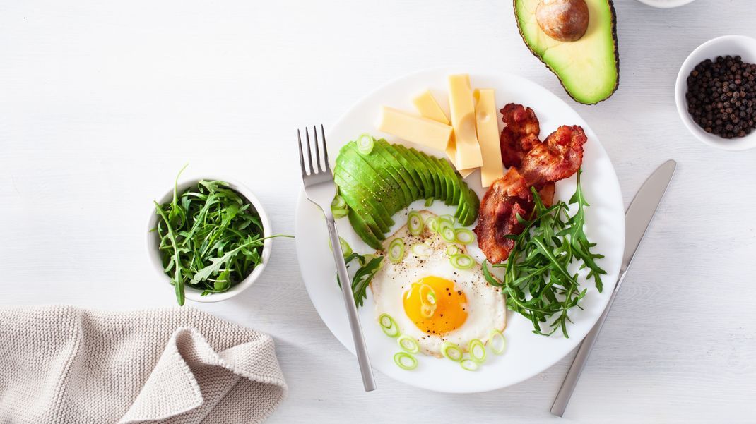 Mit einem Low Carb Frühstück kannst du abnehmen und trotzdem gestärkt und gesättigt in den Tag starten.