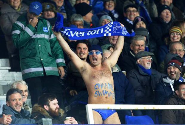
                <strong>Everton-Fan bereit für's Schwimmbad?</strong><br>
                In der Premier League sorgte kürzlich ein fanatischer Everton-Fan für Aufsehen: Im Schwimmbad-Outfit nur mit Badehose bekleidet, feuerte er seine Mannschaft an. Damit ist er nicht der Erste: Auch andere Fans machten mit Kostümen und Aktionen auf sich aufmerksam. 
              