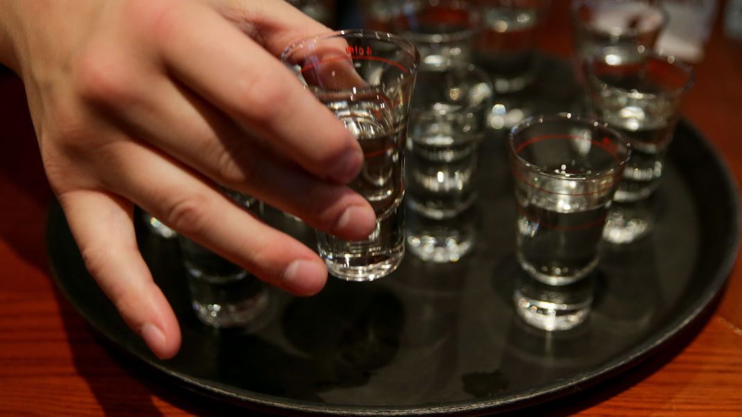 Laut einer Forsa-Umfrage fordern 79 Prozent der Befragten, in Alkoholwerbung auf mögliche Gesundheitsgefährdungen hinzuweisen.