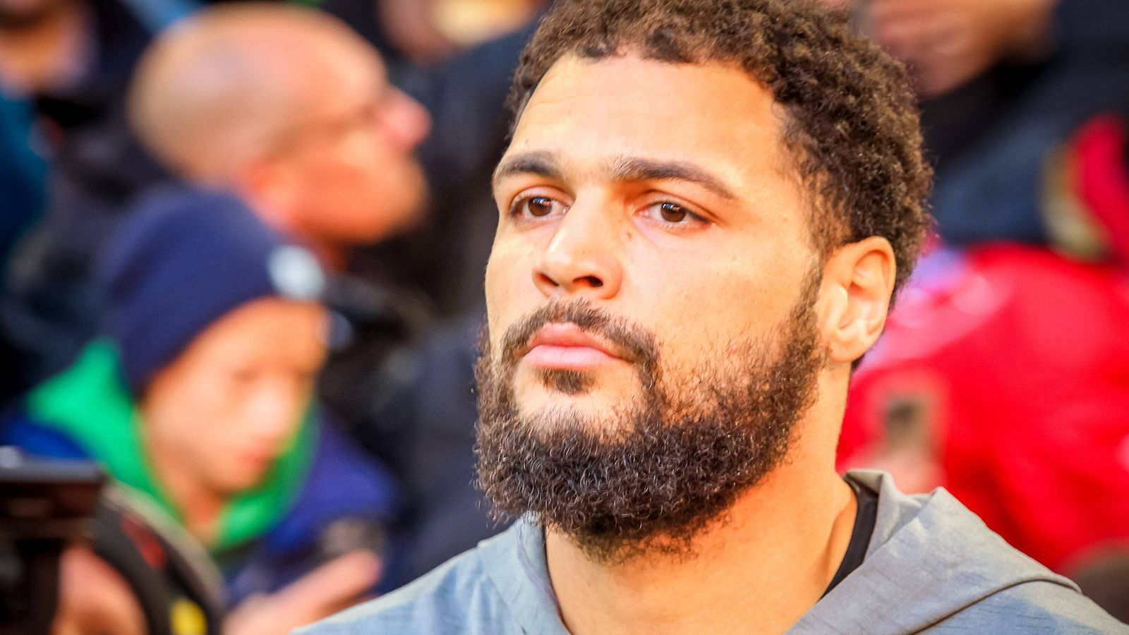 
                <strong>Mike Evans: "Schlamm mit ein bisschen Gras“ </strong><br>
                Das Munich Game im vergangenen November zwischen den Tampa Bay Buccaneers und den Seattle Seahawks (21:16) entfachte in Deutschland einen NFL-Hype und darf als großer Erfolg gewertet werden - jedoch gab es danach riesige Kritik am Platz. Mike Evans, Wide Receiver der Buccaneers, schimpfte:  "Es war Schlamm mit ein bisschen Gras, das herausschaute. Man konnte dort keine Routen laufen. Es war schlimm." Evans war bei weitem nicht der Einzige, der sich über den Zustand des Spielfeldes ausließ.
              