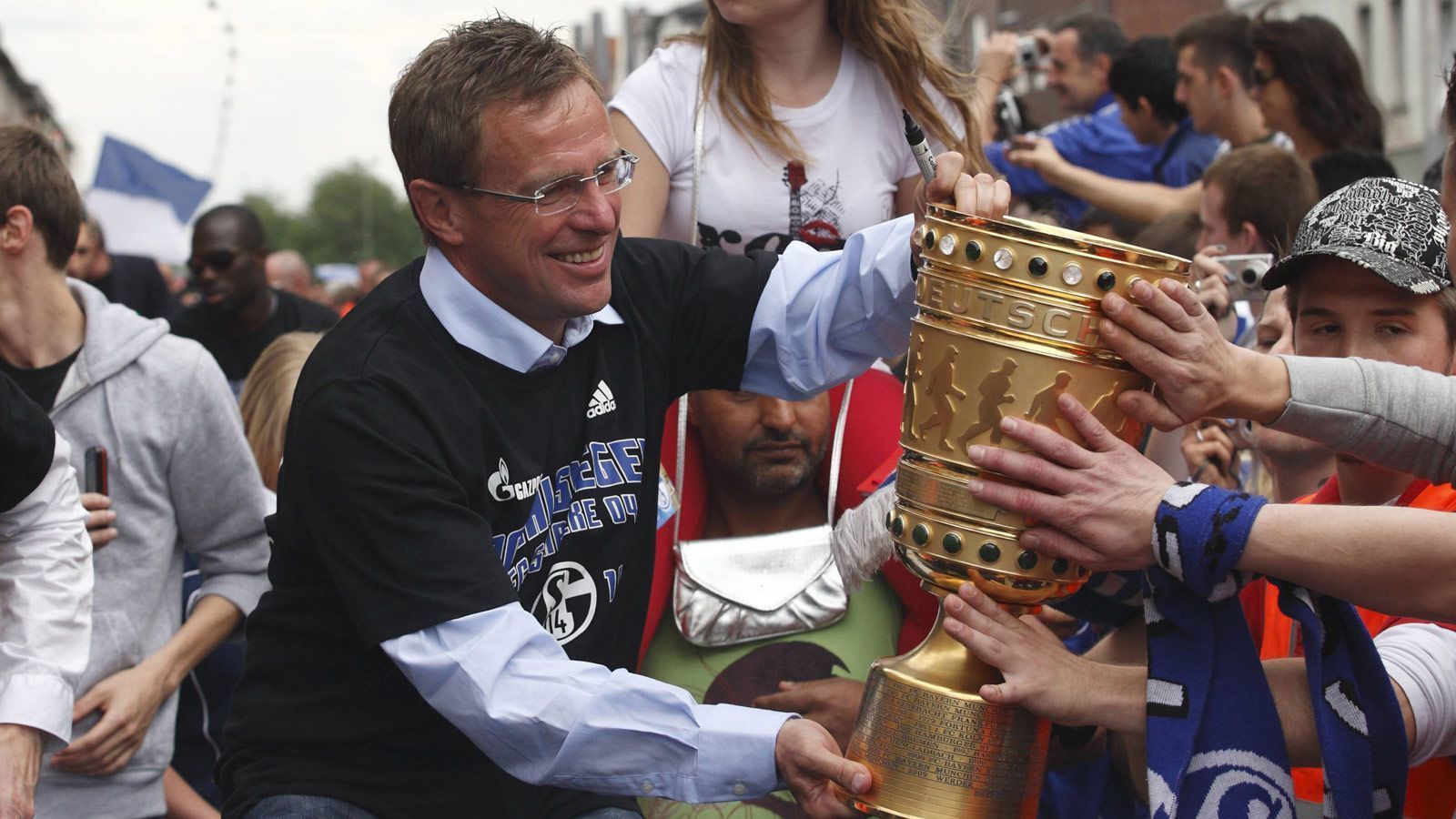 
                <strong>Rückkehr zum Erfolg</strong><br>
                Nach einem erfolgreichen Intermezzo bei der TSG Hoffenheim kehrt Rangnick Ende März 2011 an seine alte Wirkungsstätte zurück: Er ersetzt Felix Magath und führt die Mannschaft um Raul und Klaas-Jan Huntelaar bis ins Halbfinale der Champions League. Sein bis dahin größter Erfolg folgt dann einige Wochen später: Im DFB-Pokalfinale gegen den MSV Duisburg geben sich die Schalker keine Blöße und gewinnen deutlich mit 5:0. Der fünfte Pokalsieg des FC Schalke ist bis heute der letzte Titel des Traditionsvereins.
              