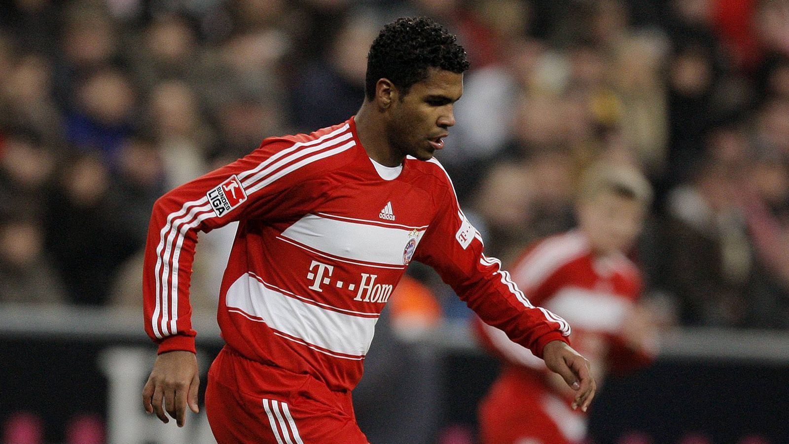 
                <strong>Breno</strong><br>
                Im Winter 2008 kam der 18-jährige Breno vom FC Sao Paulo zum FC Bayern. Für zwölf Millionen Euro - damals eine beträchtliche Summe. Die Ablöse wog schwer, der Innenverteidiger konnte sich nicht durchsetzen, hatte auch mit den kalten Temperaturen in Deutschland so seine Probleme. Als Leihspieler des 1. FC Nürnberg schien der Durchbruch nah, ehe sich der Brasilianer einen Kreuzbandriss zuzog. Immer wieder musste er wegen seines lädierten Knies unters Messer. Eine massive psychische Belastung. Zu massiv. 2012 steckte Breno unter Alkohol- und Medikamenteneinfluss sein Mietshaus im Münchner Nobelvorort Grünwald in Brand, wurde zu drei Jahren und neun Monaten Haft verurteilt. Als Resozialisierungsmaßnahme jobbte der junge Familienvater während seiner Haft im Büro der Jugendleitung der Bayern und im Trainerstab der 2. Mannschaft. Nach Verbüßung seiner Strafe kehrte er in seine Heimat zurück. Inzwischen hat er seine Karriere beendet.
              