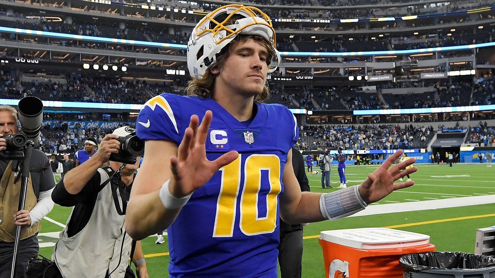 
                <strong>Justin Herbert: Bisherige NFL-Karriere</strong><br>
                Herbert wurde im Draft 2020 an sechster Position von den Los Angeles Chargers ausgewählt, womit er nach Joe Burrow und Tua Tagovailoa der dritte Quarterback des Jahrgangs war. Eigentlich war er in seiner Rookie-Saison als Nummer zwei hinter Tyrod Taylor eingeplant, doch weil der Mannschaftsarzt versehentlich dessen Lunge punktiert hatte, kam Herbert schon in Week 2 zum Einsatz. Seither bestritt der 24-Jährige 49 Spiele und lieferte dabei 94 Touchdown-Pässe bei 35 Interceptions. Schon nach drei Jahren stehen mehr als 14.000 Passing Yards zu Buche. Außerdem erlief Herbert acht weitere Scores.
              