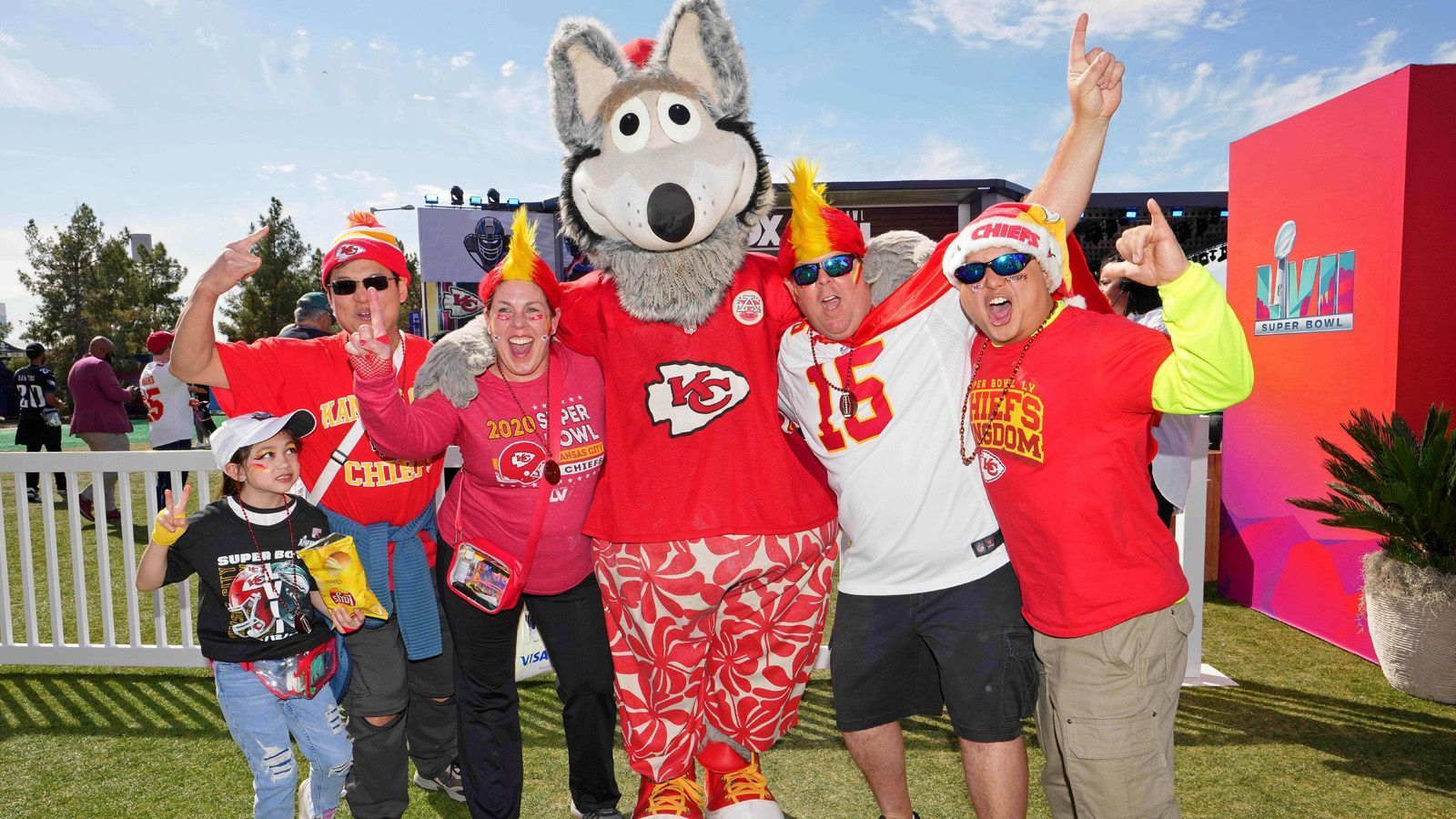 
                <strong>Super Bowl 2023: Die verrückten Fans der Philadelphia Eagles und Kansas City Chiefs </strong><br>
                Diese auch. Schließlich ist Maskottchen KC Wolf mit dabei.
              