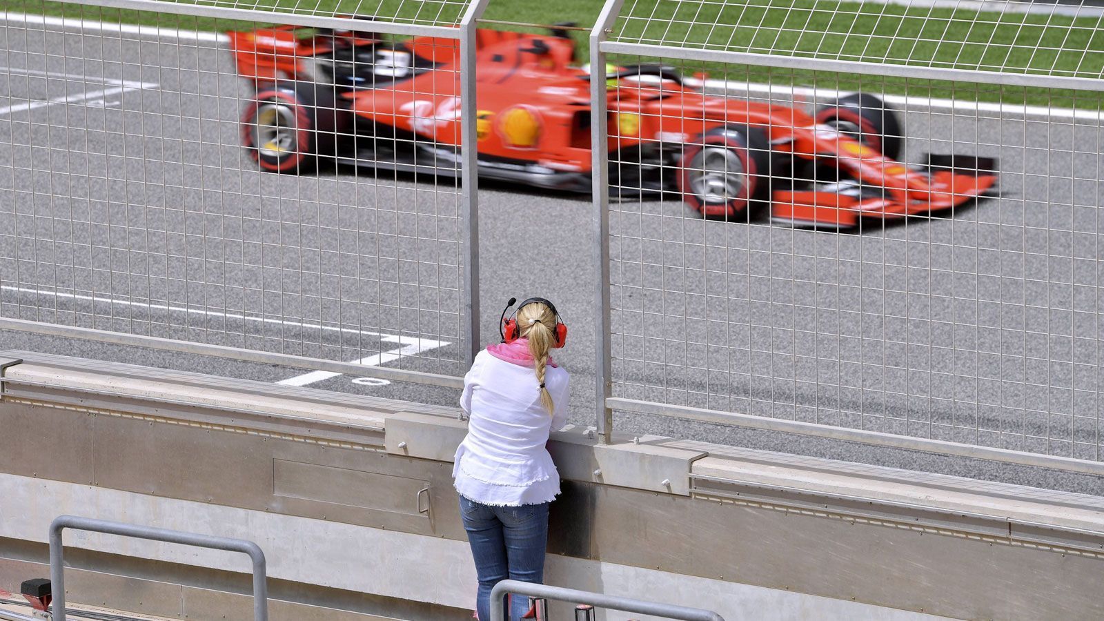 
                <strong>Mick Schumachers F1-Test im Ferrari</strong><br>
                Auch Mama Corinna Schumacher ließ sich diesen Moment natürlich nicht entgehen. Sie stand stolz an der Boxenmauer, fotografierte fleißig mit dem Handy und verfolgte den Funk ihres Sohnes mit der Ferrari-Crew.
              