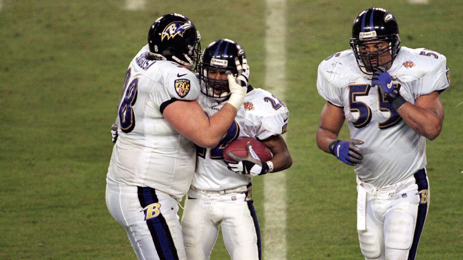 
                <strong>2001 - Super Bowl XXXV - Baltimore Ravens</strong><br>
                Der 35. Super Bowl war eine klare Angelegenheit: Die Baltimore Ravens, um MVP Ray Lewis, ließen den New York Giants beim 34:7-Erfolg keine Chance. 
              
