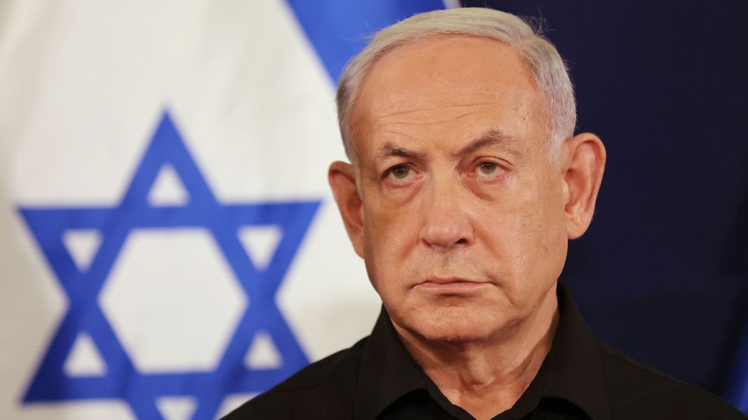 Benjamin Netanjahu, Ministerpräsident von Israel, nimmt an einer Pressekonferenz in der Militärbasis Kirya teil.