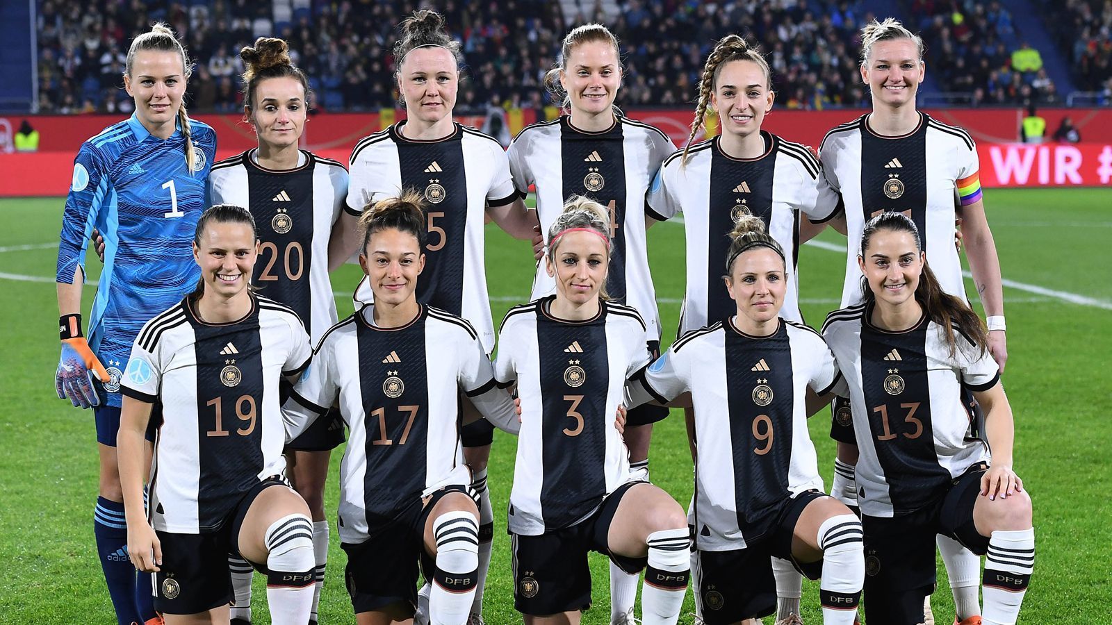 <strong>Frauen-WM 2023: Die Trikots der Teams</strong><br>
                Im Juli und August werden die besten Fußballerinnen in Australien und Neuseeland bei der Weltmeisterschaft antreten. Das deutsche Team wird dabei mit dem gleichen Trikot spielen, in dem die DFB-Männer bereits in Katar aufliefen. Das Auswärtstrikot der Mannschaft von Bundestrainerin Martina Voss-Tecklenburg ist allerdings brandneu. Wie auch viele andere Trikots der teilnehmenden Mannschaften. ran zeigt euch die Trikots der Frauen-WM 2023.
