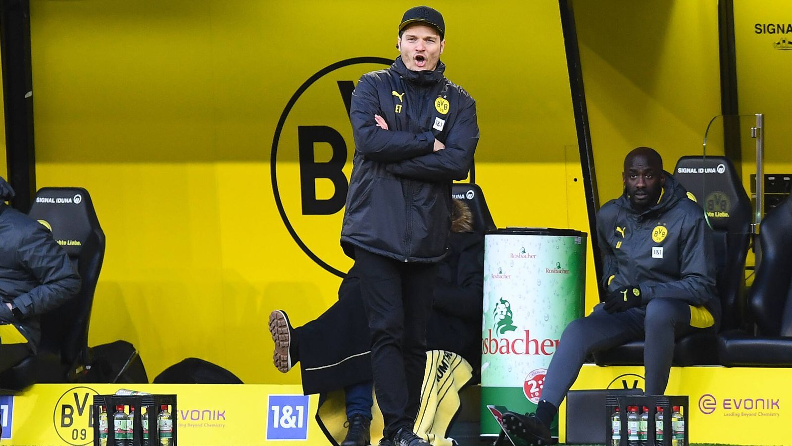 
                <strong>Die Bilanz von Edin Terzic</strong><br>
                In der Bundesliga coachte der 38-jährige Deutsch-Kroate Terzic bislang zehn Spiele der Borussia. Die Bilanz dabei ist eher durchwachsen, holte Terzic mit dem BVB dabei doch nur 14 Punkte (Schnitt: 1,4). Zum Vergleich: Vorgänger Favre saß in 79 Bundesliga-Spielen auf der Dortmunder Bank und hatte bis zu seiner Entlassung einen Punkteschnitt von 2,08 erarbeitet. 
              