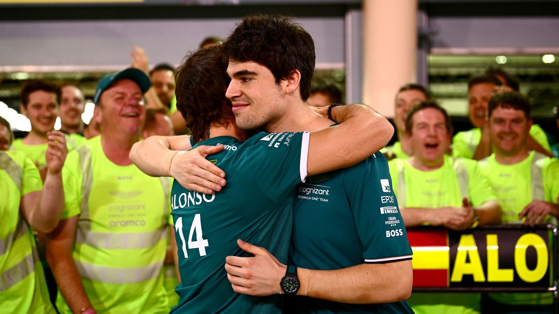 
                <strong>Gewinner: Lance Stroll</strong><br>
                Vor einer Woche sorgte der ohnehin massiv in der Kritik stehende Kanadier noch für Rätselraten. Nach einem Fahrradunfall wird zwischenzeitlich sogar darüber spekuliert, ob das Team Sebastian Vettel aus der Rente für ein Kurz-Comeback gewinnen könne. In Bahrain aber fühlt er sich trotz mehrerer Knochenbrüche an Handgelenk und Zehen fit genug für einen Einsatz und rechtfertigt seinen Start auf grandiose Art und Weise. Trotz Schmerzen behauptet er sich im Vorderfeld und rundet mit Platz sechs ein starkes Teamergebnis ab. Die massive Kritik, die er zuweilen seit Jahren kassiert, dürfte nun etwas weniger werden. 
              