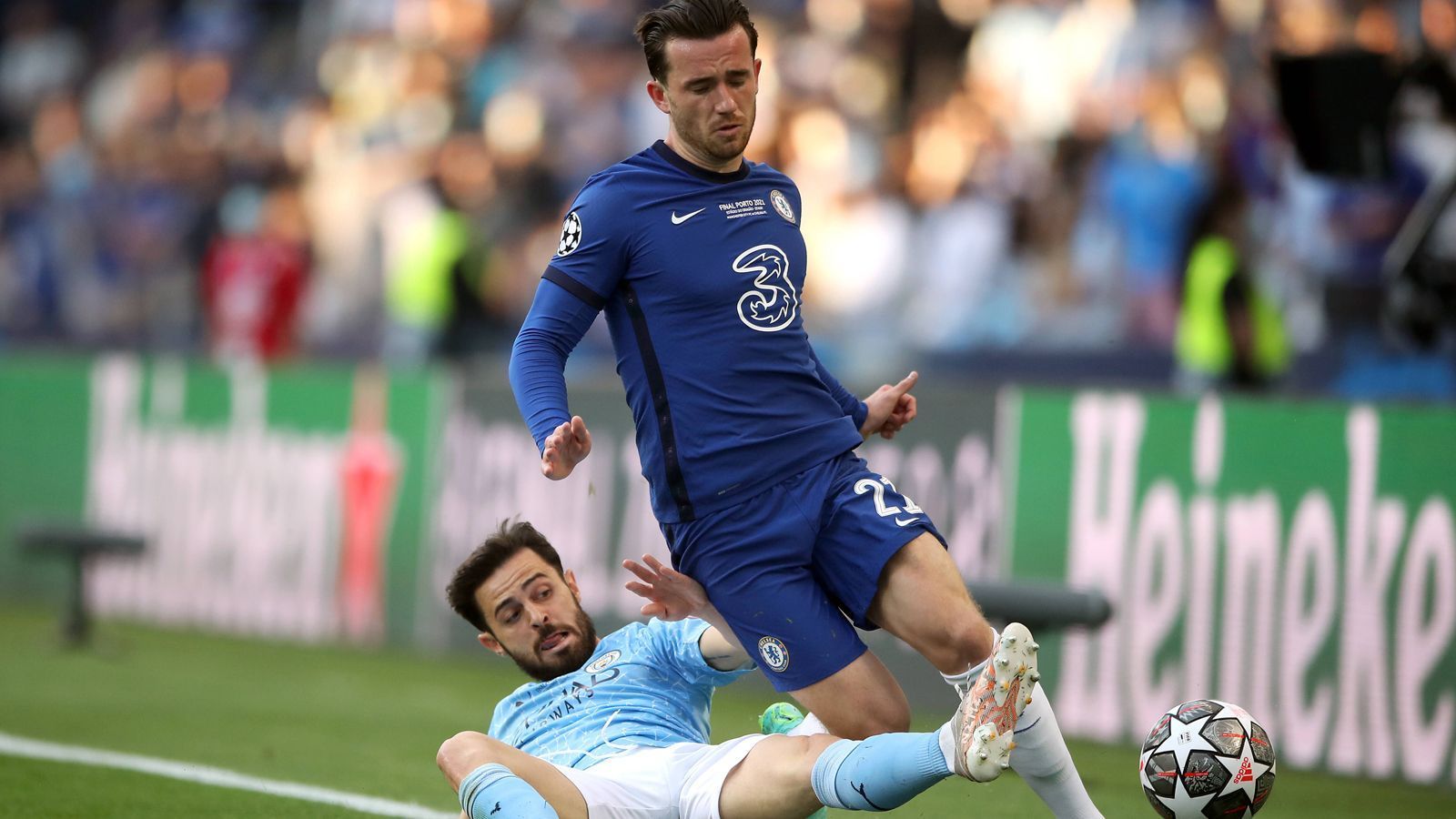 
                <strong>Ben Chilwell</strong><br>
                Beim Engländer auf der linken Außenbahn wechseln sich Licht und Schatten etwas ab. Zunächst rettet Ben Chilwell früh im Spiel gerade noch gegen Mahrez, im weiteren Verlauf ist er aber nicht immer im Bilde, lässt sich im ein oder anderen Laufduell abkochen. ran-Note: 3
              