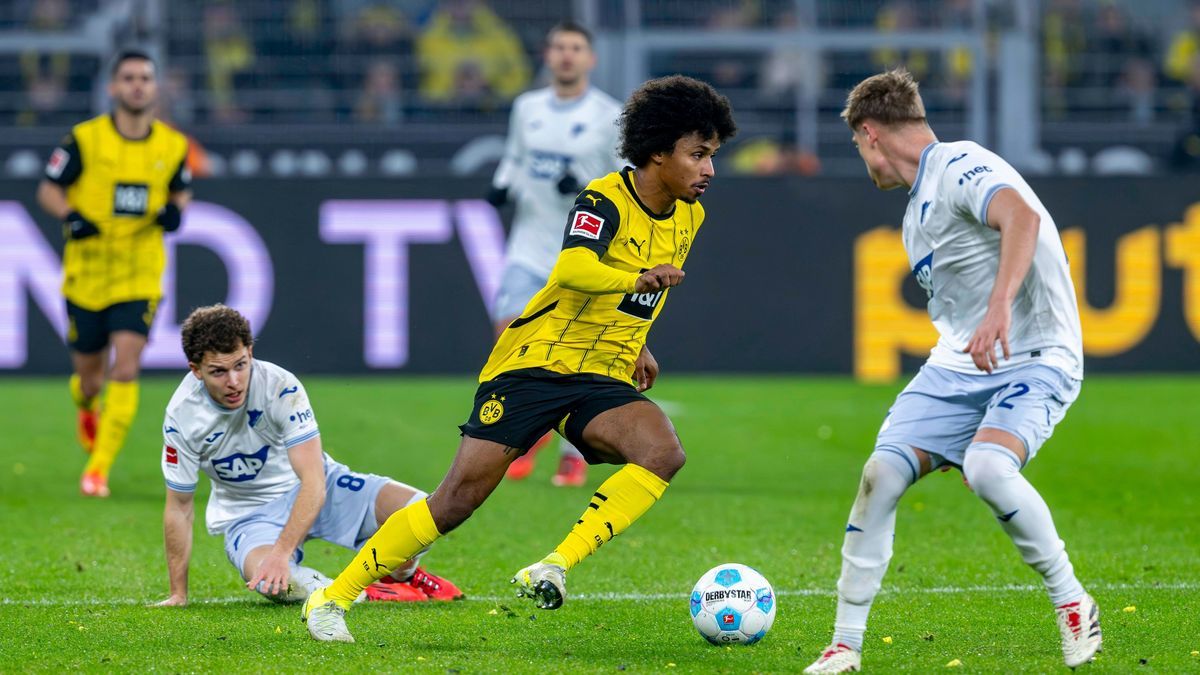 15.12.2024: Fußball: Borussia Dortmund - TSG Hoffenheim, 14. Spieltag im Signal-Iduna-Park. Dortmunds Karim Adeyemi läuft mit dem Ball am Fuß. WICHTIGER HINWEIS: Gemäß den Vorgaben der DFL und des ...