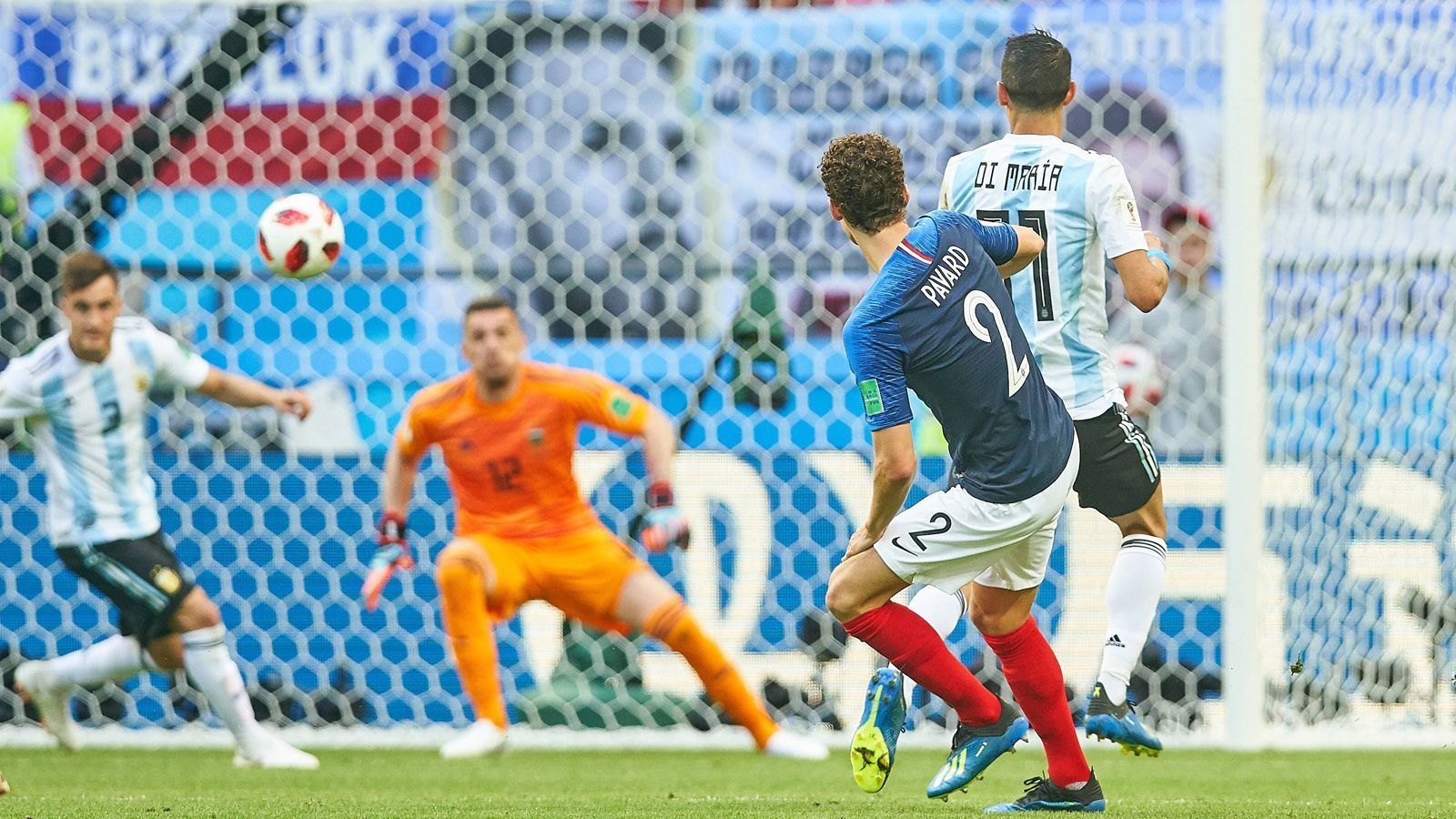 
                <strong>Benjamin Pavard (Frankreich)</strong><br>
                Gerade einmal fünf Länderspiele hatte Benjamin Pavard vom VfB Stuttgart vor der WM absolviert. Inzwischen ist er einer der großen Gewinner des Turniers. In seinen vier WM-Spielen war der 22 Jahre alte Verteidiger durchgehend stark. Gegen Argentinien erzielte er mit einem wunderschönen Volley das vielleicht beste Tor der Weltmeisterschaft. Der FC Bayern und der FC Barcelona sollen bereits um den Franzosen buhlen.
              