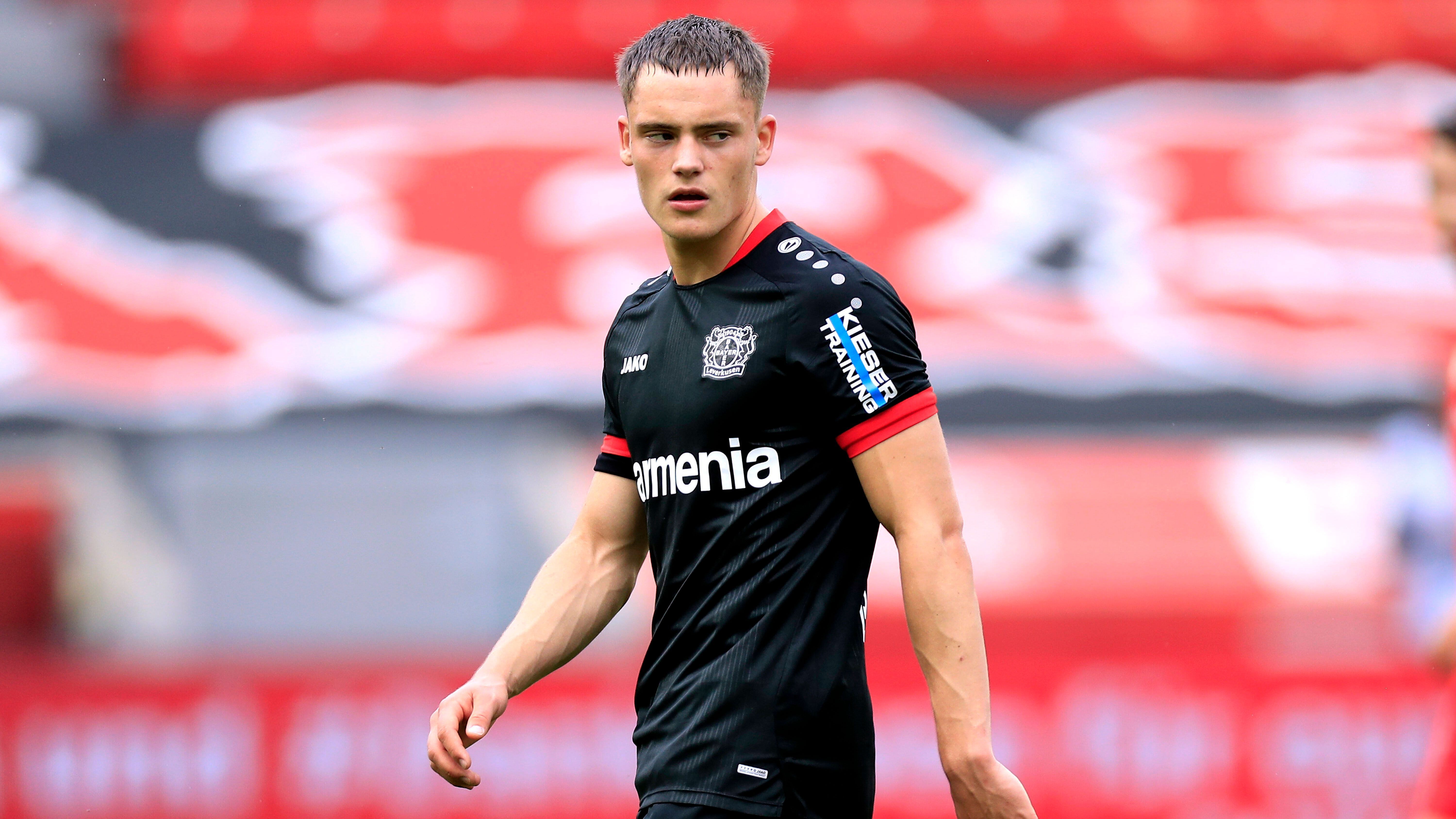 
                <strong>Florian Wirtz (Bayer 04 Leverkusen)</strong><br>
                Das Top-Talent von Bayer Leverkusen hat die deutsche U21-Nationalmannschaft mit einem Doppelpack ins Finale geschossen. In Leverkusen hat man bereits vor einem Monat Nägel mit Köpfen gemacht und den 18-Jährigen an seinem Geburtstag mit einem Vertrag bis 2026 ausgestattet. Der ursprünglich bis 2023 laufende Kontrakt wurde damit vorzeitig um stolze drei Jahre verlängert.
              