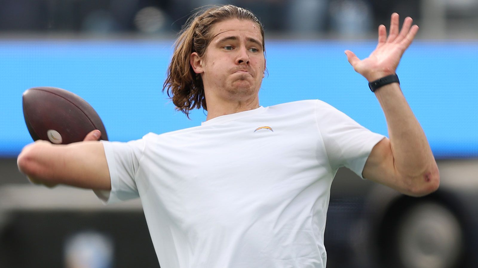 
                <strong>Justin Herbert: College-Karriere</strong><br>
                Herbert lief am College für die Oregon Ducks auf. Gleich in seinem ersten Jahr bewies er seine Qualitäten, nutzte seine Chance und war ab Spiel fünf der Starting Quarterback. Im zweiten Jahr warf ihn ein gebrochenes Schlüsselbein zurück, doch auch diese Verletzung konnte Herbert letztlich nicht bremsen. Was umso erstaunlicher anmutet, da er in seinen ersten drei Jahren drei verschiedene Head Coaches erlebte. Bereits in dieser Saison galt er als Kandidat für die Heisman Trophy. Herbert blieb auch für sein Senior Year am College und lieferte seine beste Saison mit 32 Touchdown-Pässen bei fünf Interceptions. Zum Abschluss gewann er mit den Ducks den Rose Bowl, in dem Spiel erlief Herbert drei Touchdowns, während ihm durch die Luft wenig gelang und nur eine Interception den Weg in die Statistiken fand.
              