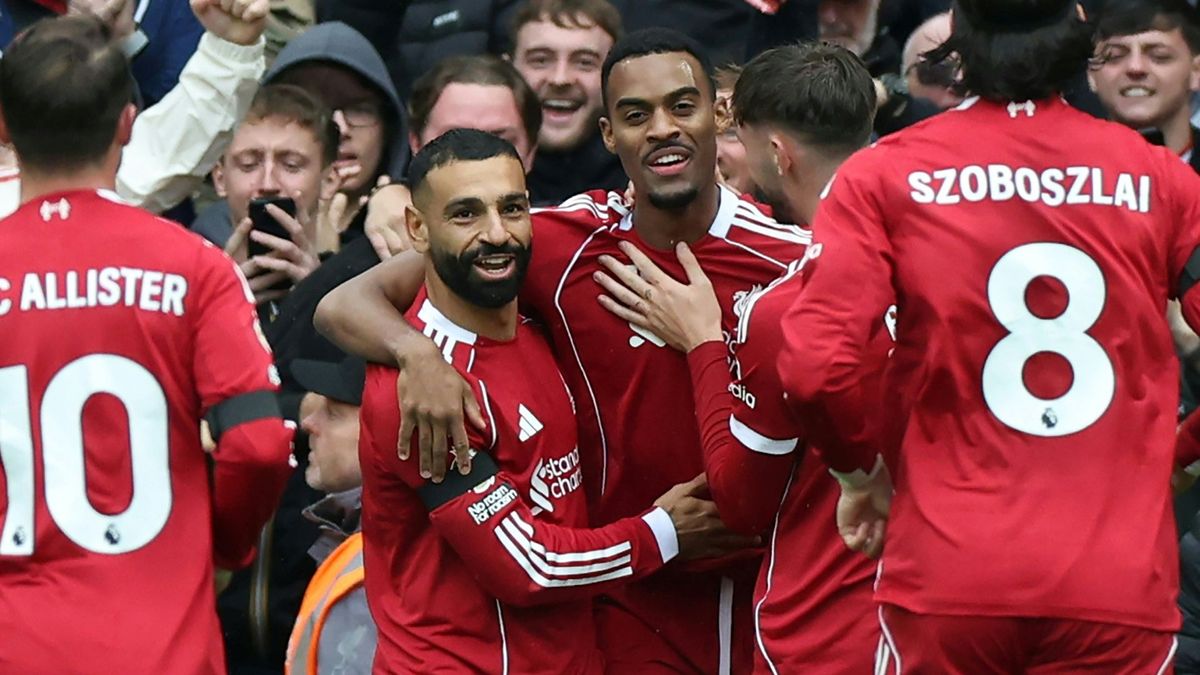 Die Reds bejubeln das Führungstor von Gravenberch