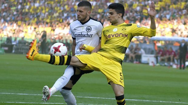 
                <strong>Marc Bartra</strong><br>
                In einigen Szenen agiert der Spanier etwas überhastet. Er gewinnt wichtige Zweikämpfe, lässt sich aber auch von Rebic im eigenen Sechzehner narren. Verliert beim 1:1 den Überblick. In der zweiten Hälfte findet er zu seiner Sicherheit zurück, muss aber nach 76 Minuten angeschlagen runter. ran-Note: 3
              