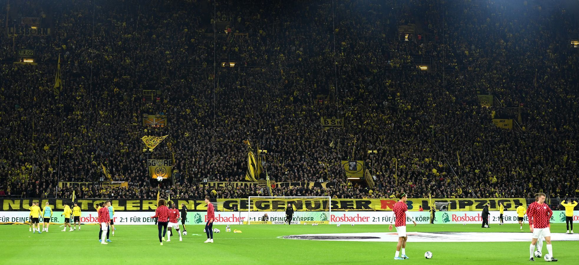 
                <strong>BVB-Fans protestieren mit Choreo gegen RB Leipzig</strong><br>
                Im Topspiel des 16. Spieltags der Bundesliga-Saison 2019/20 haben die Fans gegen Borussia Dortmund ihren Unmut gegen Tabellenführer RB Leipzig zum Ausdruck gebracht. Vor der Südkurve spannten die Anhänger der Schwarz-Gelben ein Banner, auf dem zu lesen war: "Null Toleranz gegenüber RB Leipzig!". Es ist nicht das erste Mal, dass die Dortmunder Fans ihre Abneigung gegenüber dem Bundesliga-Konkurrenten zum Ausdruck bringen. 2017 attackierte ein Teil der BVB-Fans Anhänger von RB vor dem Signal Iduna-Park, auch geschmacklose Plakate von Dortmunder Zuschauern im Stadion überschatteten in der Vergangenheit das Duell.  
              