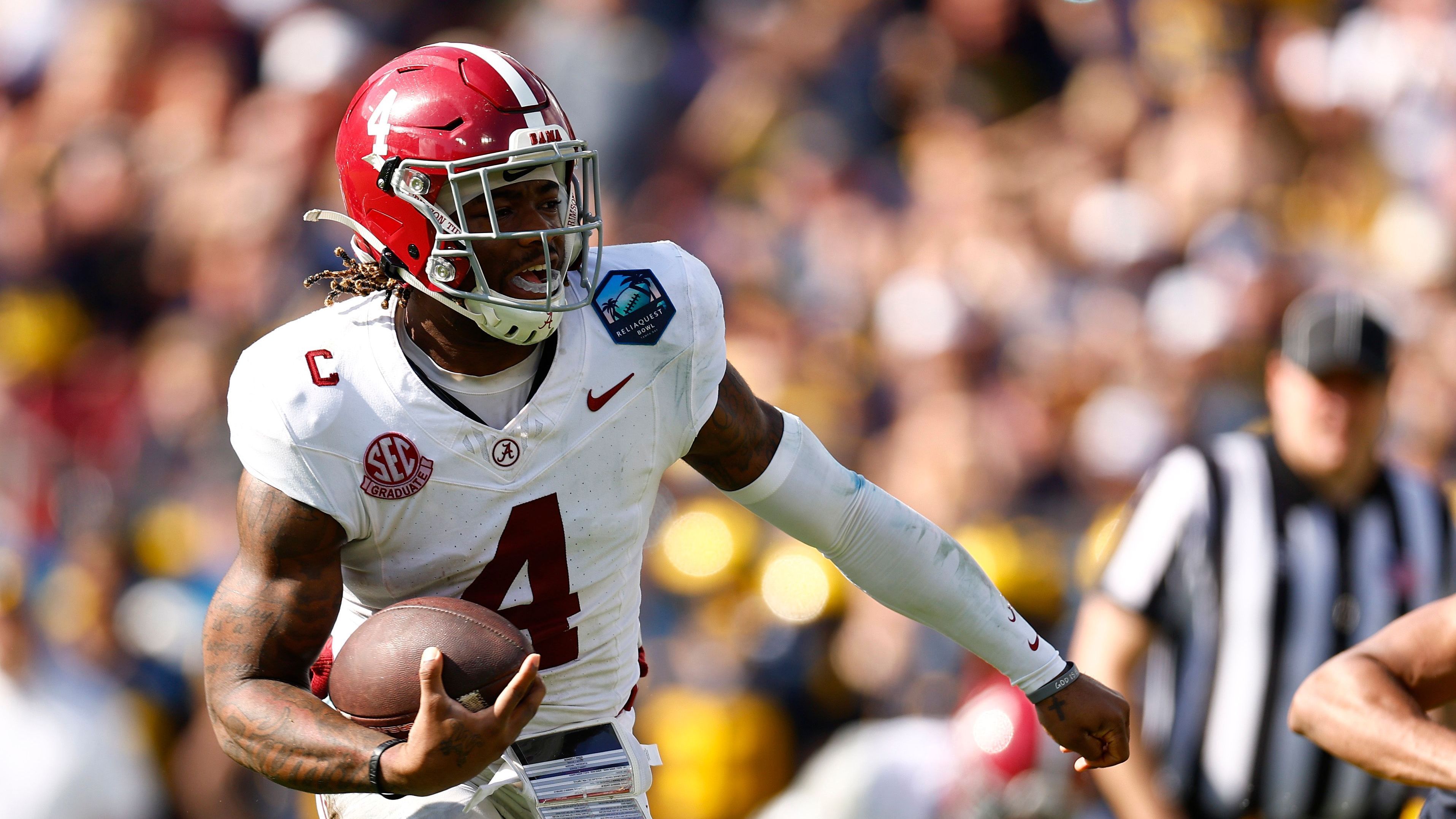 <em><strong>Jalen Milroe (Alabama Crimson Tide)</strong><br>Da sich Aaron Rodgers immer noch nicht zu einem möglichen Wechsel nach Pittsburgh geäußert hat, richtet sich der Fokus der Steelers nun auf eine mögliche Quarterback-Lösung beim Draft. Die könnte Jalen Milroe heißen. Der 22-Jährige von Alabama Crimson Tide gilt als einer der Top-Quarterbacks im Draft – und traf sich nach Informationen von NFL-Experte Tom Pelissero im Vorfeld mit den Steelers-Verantwortlichen. Pittsburgh hat im Draft den 21. Pick.</em>