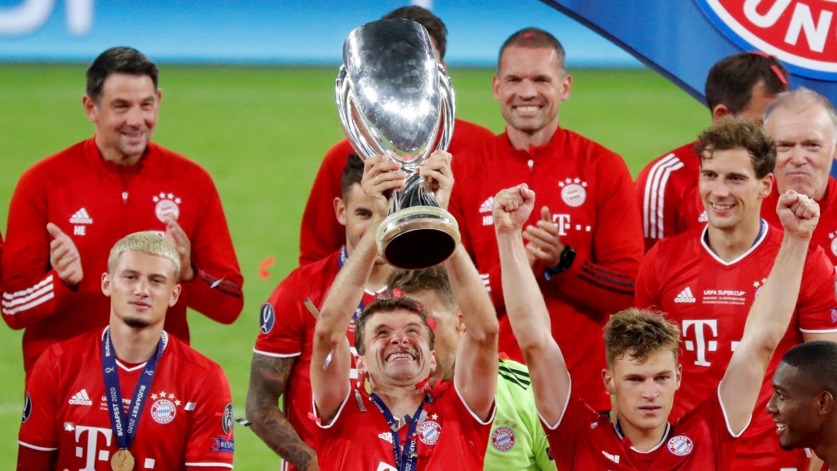 
                <strong>Titel (FC Bayern)</strong><br>
                Wenn Thomas Müller irgendwann seine Karriere beendet, wird er sicherlich als einer der erfolgreichsten deutschen Spieler in der Geschichte eingehen. Zehn deutschen Meisterschaften, sechs DFB-Pokalsiege, zwei Gewinne der UEFA Champions League, zwei Klubweltmeisterschaften, sieben deutsche Supercup-Erfolge und zwei UEFA-Supercup-Erfolge konnte sich der gebürtige Bayer bislang sichern. 
              