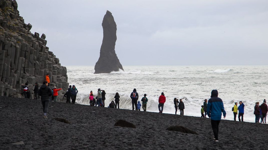 Am berühmten Strand Reynisfjara in Island ist ein Mädchen aus Deutschland ertrunken.